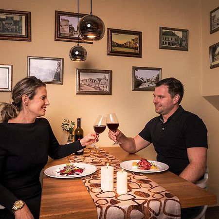 Hotel Bily Jednorozec Тршебонь Экстерьер фото