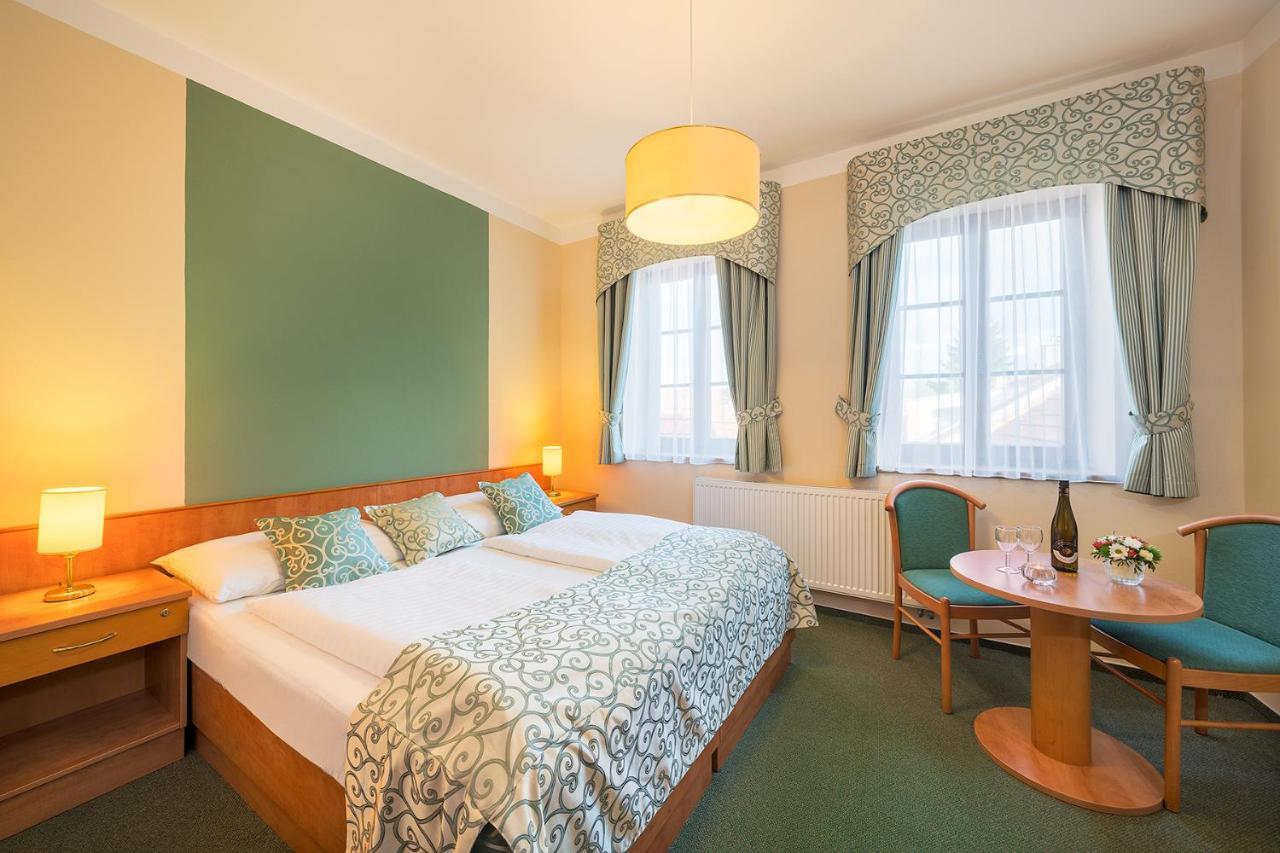 Hotel Bily Jednorozec Тршебонь Экстерьер фото