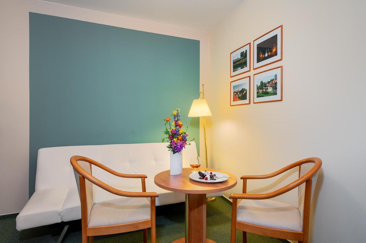 Hotel Bily Jednorozec Тршебонь Экстерьер фото
