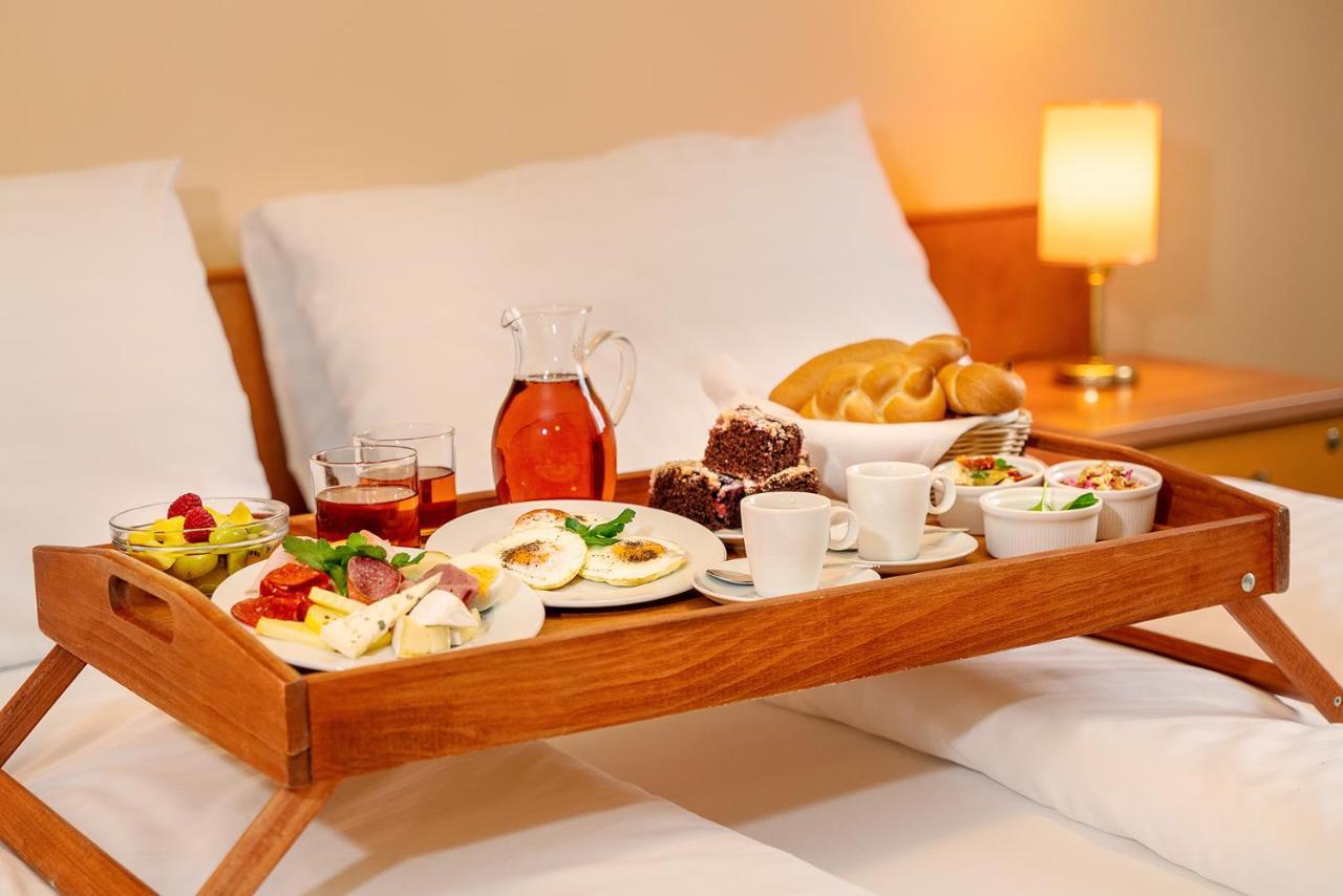 Hotel Bily Jednorozec Тршебонь Экстерьер фото