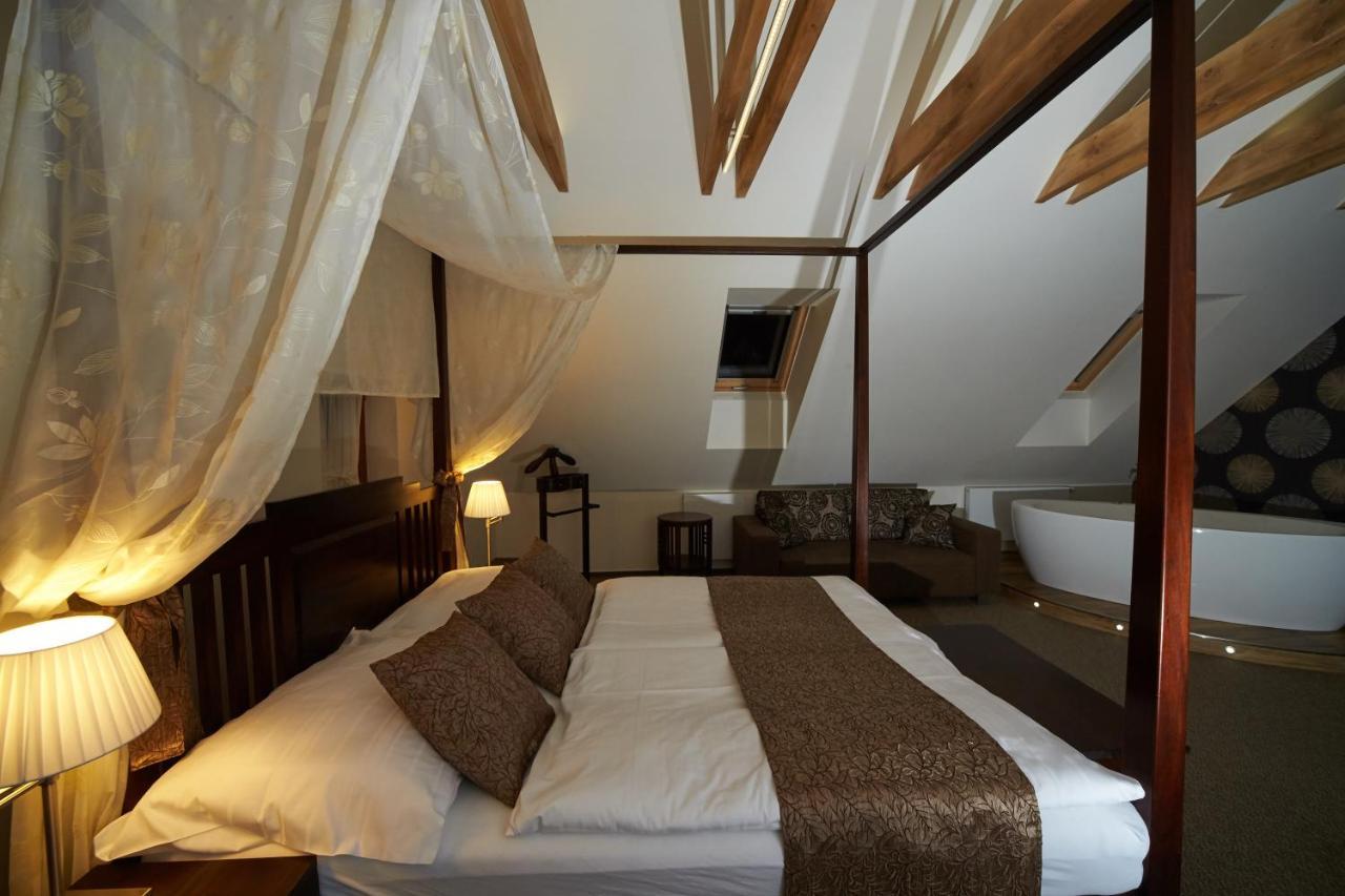 Hotel Bily Jednorozec Тршебонь Экстерьер фото