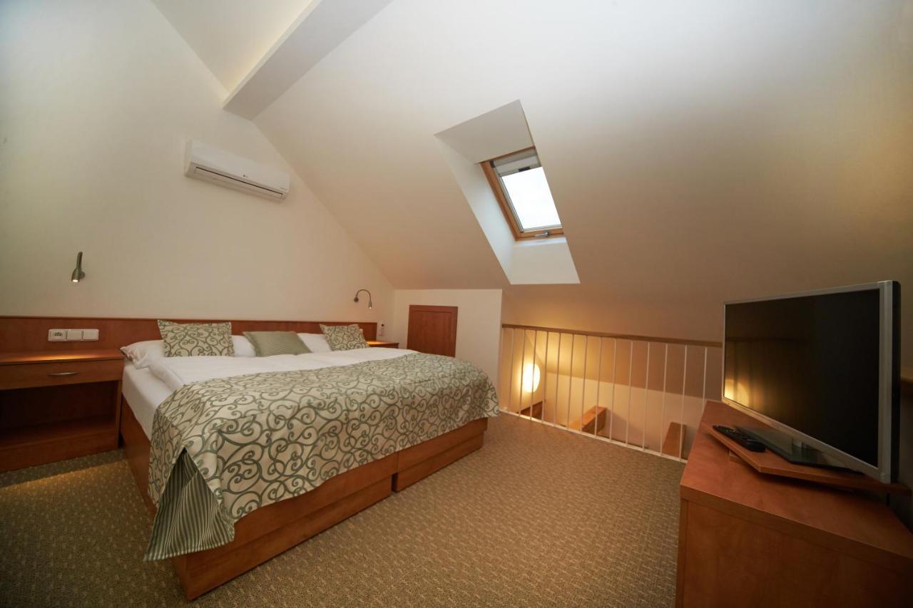 Hotel Bily Jednorozec Тршебонь Экстерьер фото