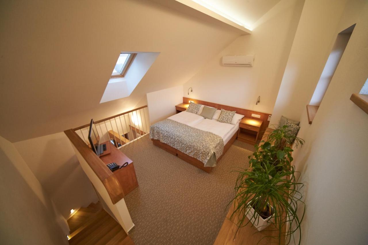 Hotel Bily Jednorozec Тршебонь Экстерьер фото