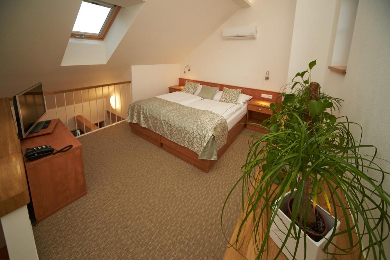 Hotel Bily Jednorozec Тршебонь Экстерьер фото
