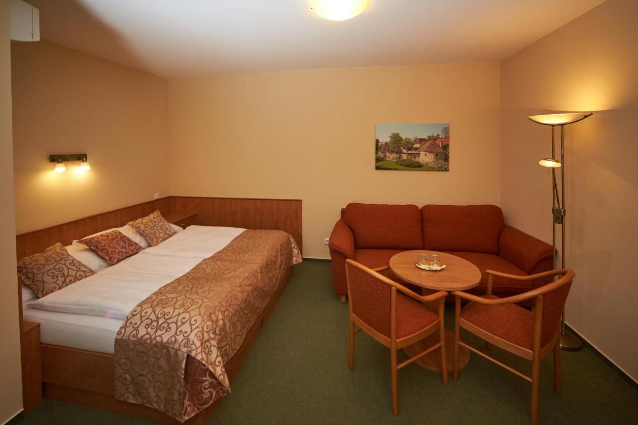 Hotel Bily Jednorozec Тршебонь Экстерьер фото