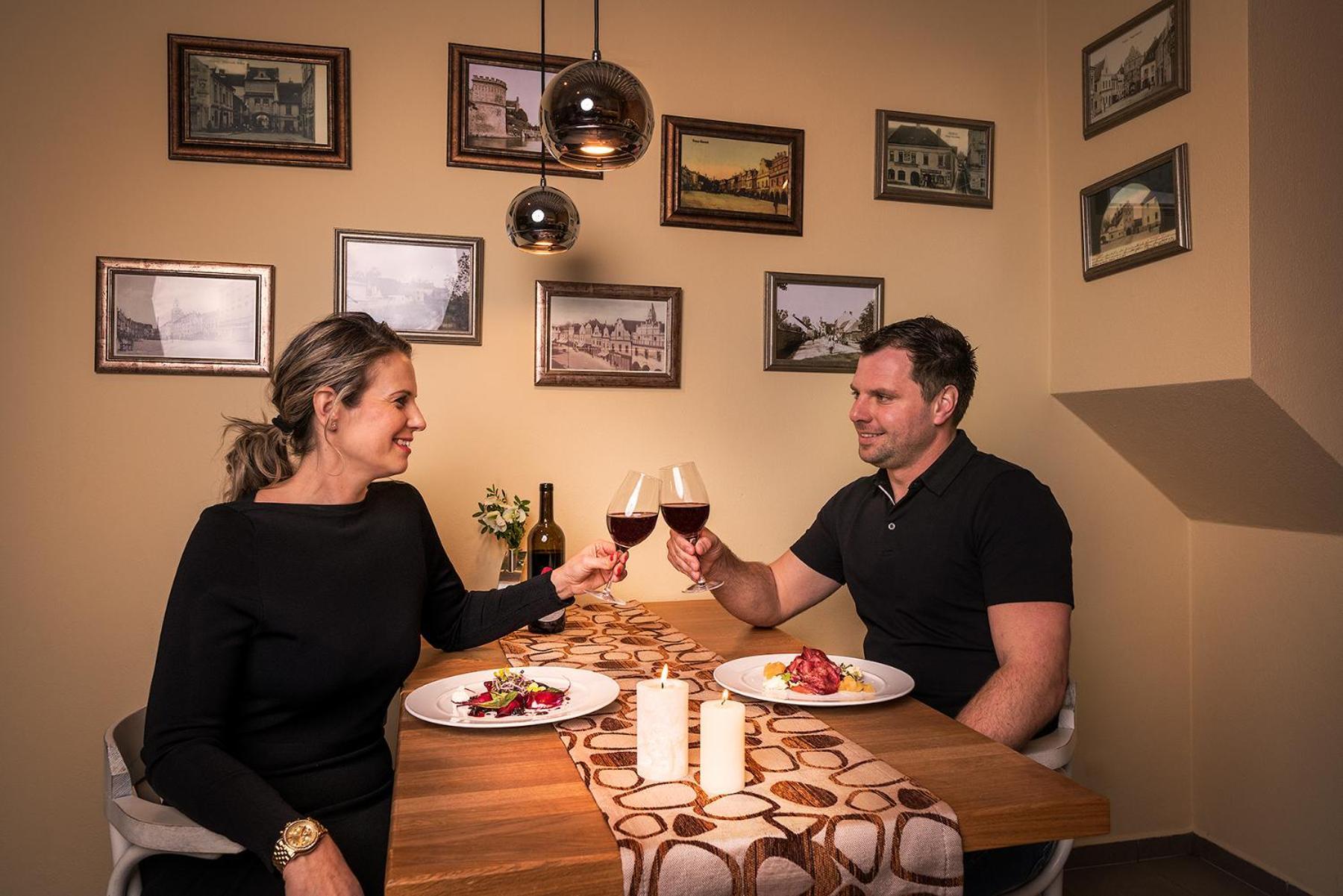 Hotel Bily Jednorozec Тршебонь Экстерьер фото