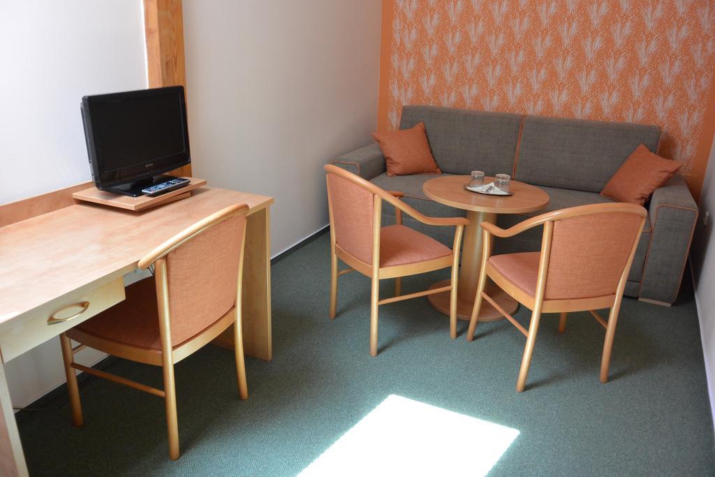 Hotel Bily Jednorozec Тршебонь Экстерьер фото