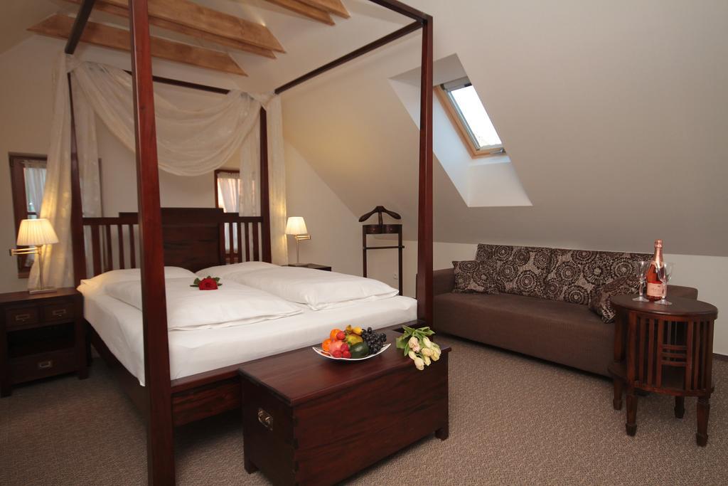 Hotel Bily Jednorozec Тршебонь Экстерьер фото