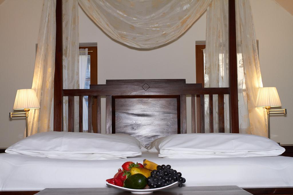 Hotel Bily Jednorozec Тршебонь Экстерьер фото