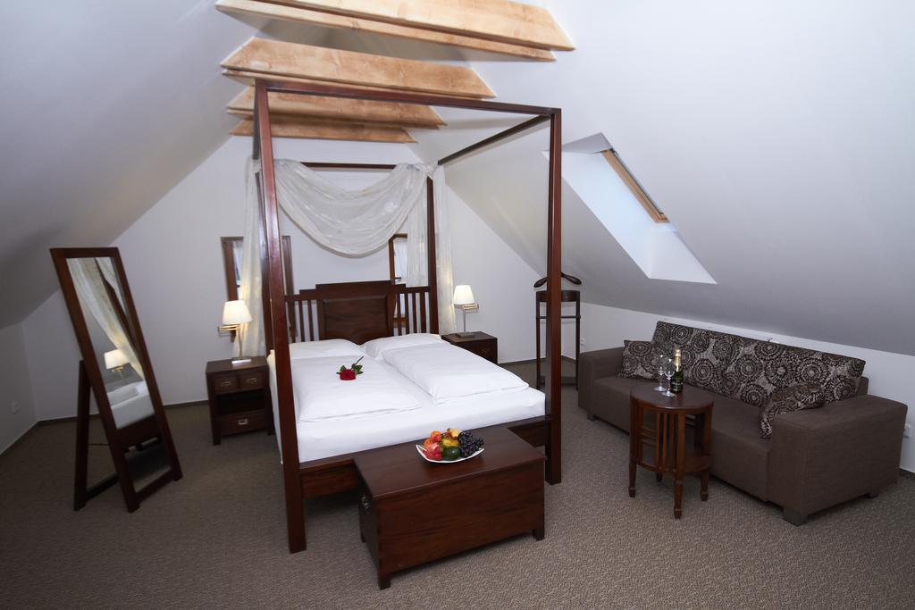 Hotel Bily Jednorozec Тршебонь Экстерьер фото