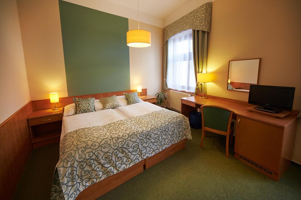Hotel Bily Jednorozec Тршебонь Экстерьер фото
