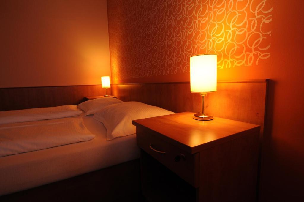 Hotel Bily Jednorozec Тршебонь Экстерьер фото